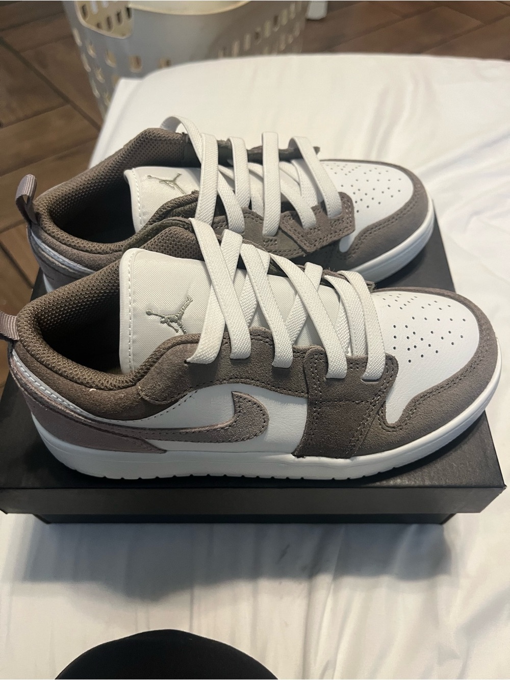 Jordan Kids Low-Top Sneakers in White and Taupe